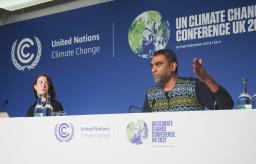 <p>　化石燃料からの脱却を訴える国際ＮＧＯの記者会見＝１２日、英グラスゴー（共同）</p>