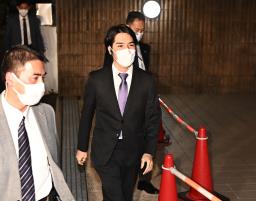 <p>　母親の元婚約者と面会するため、法律事務所に入る小室圭さん＝１２日夜、東京都港区</p>