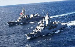 <p>　共同訓練をするオーストラリア海軍のフリゲート艦ワラマンガ（手前）と海上自衛隊の護衛艦いなづま＝四国南方（海上自衛隊提供）</p>