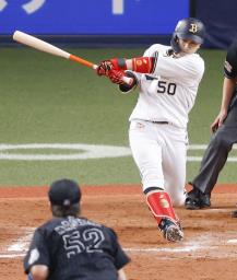 <p>　９回オリックス無死一、二塁、小田が右翼線に同点二塁打を放ち、ＣＳ突破を決める。投手益田＝京セラドーム</p>