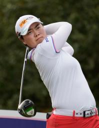 <p>　第２ラウンド、５番でティーショットを放つ笹生優花。通算８アンダーで１０位＝ペリカンＧＣ（共同）</p>