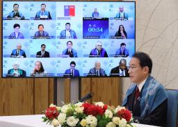 <p>　オンライン形式で開かれたＡＰＥＣ首脳会議に出席する岸田首相＝１２日夜、首相官邸（内閣広報室提供）</p>