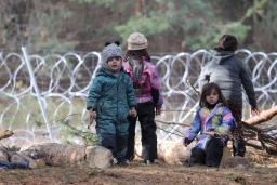 <p>　１２日、ベラルーシのポーランドとの国境地帯で、有刺鉄線近くに集まる子ども（ベルタ通信提供、ロイター＝共同）</p>