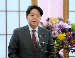 <p>　ブリンケン米国務長官との電話会談を終え、取材に応じる林外相＝１３日午前、外務省</p>