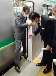 <p>　定位置からずれて停車した列車からホームに降りる斉藤国交相＝１３日午前、東京都江東区の東京メトロの模擬駅</p>