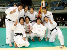 <p>　女子５人制で優勝し、喜ぶ東海大の選手たち＝千葉ポートアリーナ</p>
