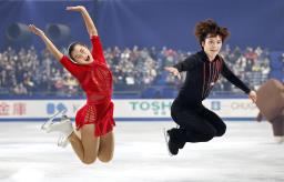 <p>　エキシビションのフィナーレで、ジャンプをして写真に納まる坂本花織（左）と宇野昌磨＝国立代々木競技場</p>