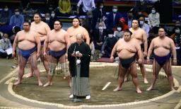 <p>　大相撲九州場所が初日を迎え、あいさつをする日本相撲協会の八角理事長（中央）＝１４日、福岡国際センター</p>