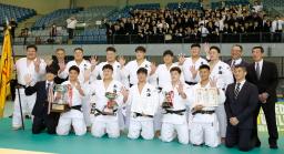 <p>　男子で５連覇を果たし、笑顔で記念撮影する東海大の選手ら。前列右端はコーチの井上康生氏＝千葉ポートアリーナ</p>