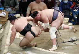 <p>　照ノ富士（右）が小股すくいで霧馬山を下す＝福岡国際センター</p>