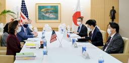 <p>　会談する林外相（右端）とレモンド米商務長官（左端）＝１５日午後、外務省（代表撮影）</p>