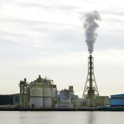 <p>　二酸化炭素（ＣＯ２）の大きな排出源となる石炭火力発電所＝仙台市宮城野区</p>