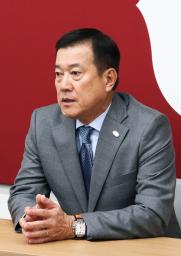 <p>　オーナーへの報告を終え、取材に応じる巨人の原監督＝１５日、東京・大手町の球団事務所</p>