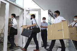 <p>　９月、家宅捜索に入る高知県警の捜査員ら＝香南市役所</p>