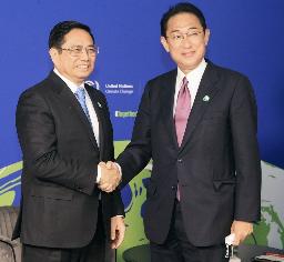 <p>　ベトナムのファム・ミン・チン首相（左）と握手する岸田首相＝２日、英グラスゴー（代表撮影・共同）</p>