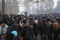 <p>　１１日、ベラルーシ西部でポーランドとの国境地帯に集まった難民ら（ゲッティ＝共同）</p>