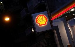 <p>　アルゼンチン・ブエノスアイレスのガソリンスタンドに掲げられたロイヤル・ダッチ・シェルのロゴ＝２０１８年（ロイター＝共同）</p>