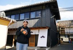 <p>　宿泊者が酒造りを体験できるホテル「クラビトステイ」（奥）を運営する田沢麻里香さん＝１４日、長野県佐久市</p>