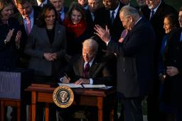 <p>　１５日、ワシントンのホワイトハウスでインフラ投資法案に署名するバイデン米大統領（ゲッティ＝共同）</p>