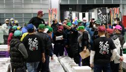 <p>　イワシクジラの生肉の初競り＝１６日未明、山口県下関市</p>