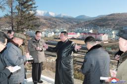 <p>　北朝鮮・三池淵市を現地指導する金正恩朝鮮労働党総書記（中央）（朝鮮中央通信＝共同）</p>