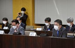 <p>　総務省が開催した有識者会議に出席したＮＴＴドコモの井伊基之社長（前列左）とＫＤＤＩの高橋誠社長（同右）＝１６日午後、総務省</p>