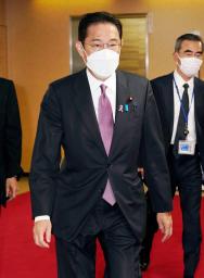 <p>　自民党本部に入る岸田首相＝１６日午前、東京・永田町</p>