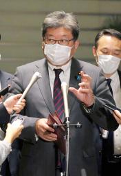 <p>　報道陣の取材に応じる萩生田経産相＝１６日午後、首相官邸</p>