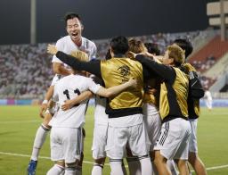 <p>　日本―オマーン　後半、伊東の決勝ゴールに沸く吉田（左上）ら＝マスカット（共同）</p>