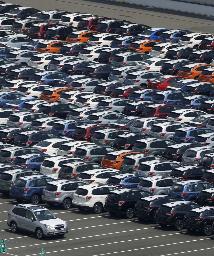 <p>　輸出を待つ自動車＝２０１８年８月、川崎市</p>