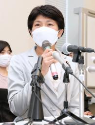 <p>　記者会見する立憲民主党の西村智奈美氏＝１７日、国会</p>