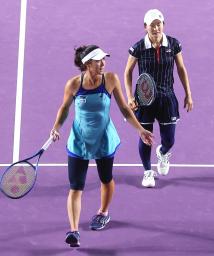 <p>　ＷＴＡファイナルのダブルス準決勝でプレーする青山（右）、柴原組＝グアダラハラ（ゲッティ＝共同）</p>