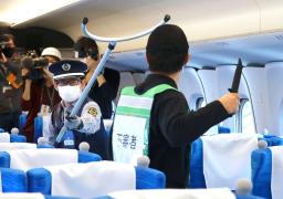 <p>　東海道新幹線車内で行われた訓練で、刃物を持った不審者（手前）を刺股でけん制する警備員＝１７日午後、静岡県三島市</p>