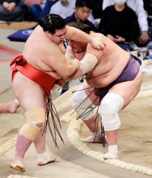 <p>　照ノ富士（右）がきめ出しで阿武咲を下す＝福岡国際センター</p>