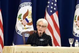 <p>　１７日、米ワシントンの国務省で記者会見するシャーマン国務副長官（共同）</p>