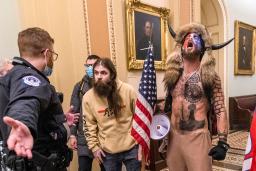<p>　米議会議事堂内で、警察官と対峙（たいじ）するジェーコブ・チャンスリー被告（右）＝１月、ワシントン（ＡＰ＝共同）</p>