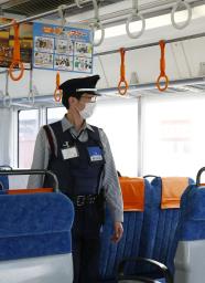 <p>　快速列車に乗車し、警戒に当たる警備員＝１８日午後、ＪＲ名古屋駅</p>