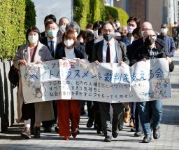 <p>　判決のため、大阪高裁に向かう原告側の弁護士と支援者ら＝１８日午後</p>