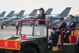 <p>　１８日、台湾・嘉義県の空軍基地で、観閲する蔡英文総統（中央）（中央通信社＝共同）</p>