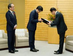 <p>　岸田首相に要請文を渡す田上富久長崎市長（中央）。左は松井一実広島市長＝１８日午後、首相官邸</p>