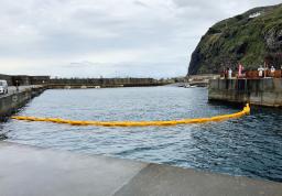 <p>　軽石の流入を警戒し、伊豆諸島の御蔵島の港に設置されたオイルフェンス＝１８日（東京都提供）</p>
