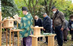 <p>　映画「島守の塔」の撮影再開に先立ち、安全と成功を祈願する五十嵐匠監督（前列右から２人目）ら＝１８日、栃木県佐野市</p>