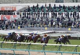 <p>　第６５回有馬記念を制したクロノジェネシス（右から２頭目）とマスク姿の観客ら＝２０２０年１２月２７日、中山競馬場</p>