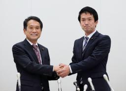 <p>　記者会見で握手する立憲民主党の小川淳也元総務政務官（右）と大串博志役員室長＝１８日午後、国会</p>