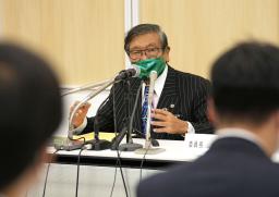 <p>　ワールド航空サービスが雇用調整助成金を不正受給した疑いがある問題で、中間報告の内容を説明する第三者委員会の久保利英明弁護士＝１８日午後、東京都中央区</p>