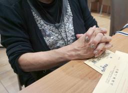 <p>　障害がある娘の付き添い投票を巡り、公選法違反の罪で在宅起訴された母親＝１０月、大阪市</p>