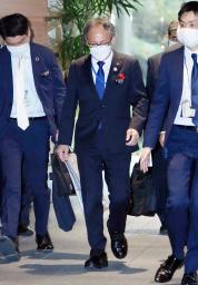 <p>　首相官邸を出る沖縄県の玉城デニー知事（中央）＝１８日午後</p>