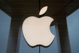 <p>　米ニューヨークのアップル店舗に掲げられたロゴ＝２０２０年１０月（ロイター＝共同）</p>