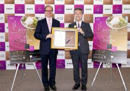 <p>　記者会見後、ポーズをとるゴディバジャパンのジェローム・シュシャン社長（左）と福井県の杉本達治知事＝１９日午前、福井市</p>
