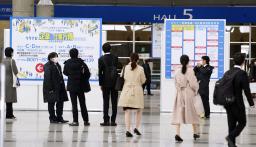 <p>　３月１日、新卒採用の会社説明会に向かう学生ら＝千葉市の幕張メッセ</p>